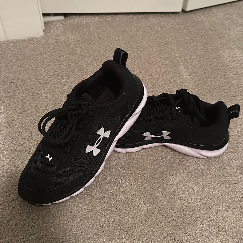Boys Under Armour Assert tennis shoes